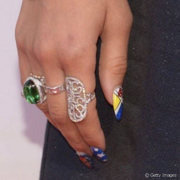 Zendaya se inspirou na personagem Mulher Maravilha para criar sua nail art para a première do filme 
